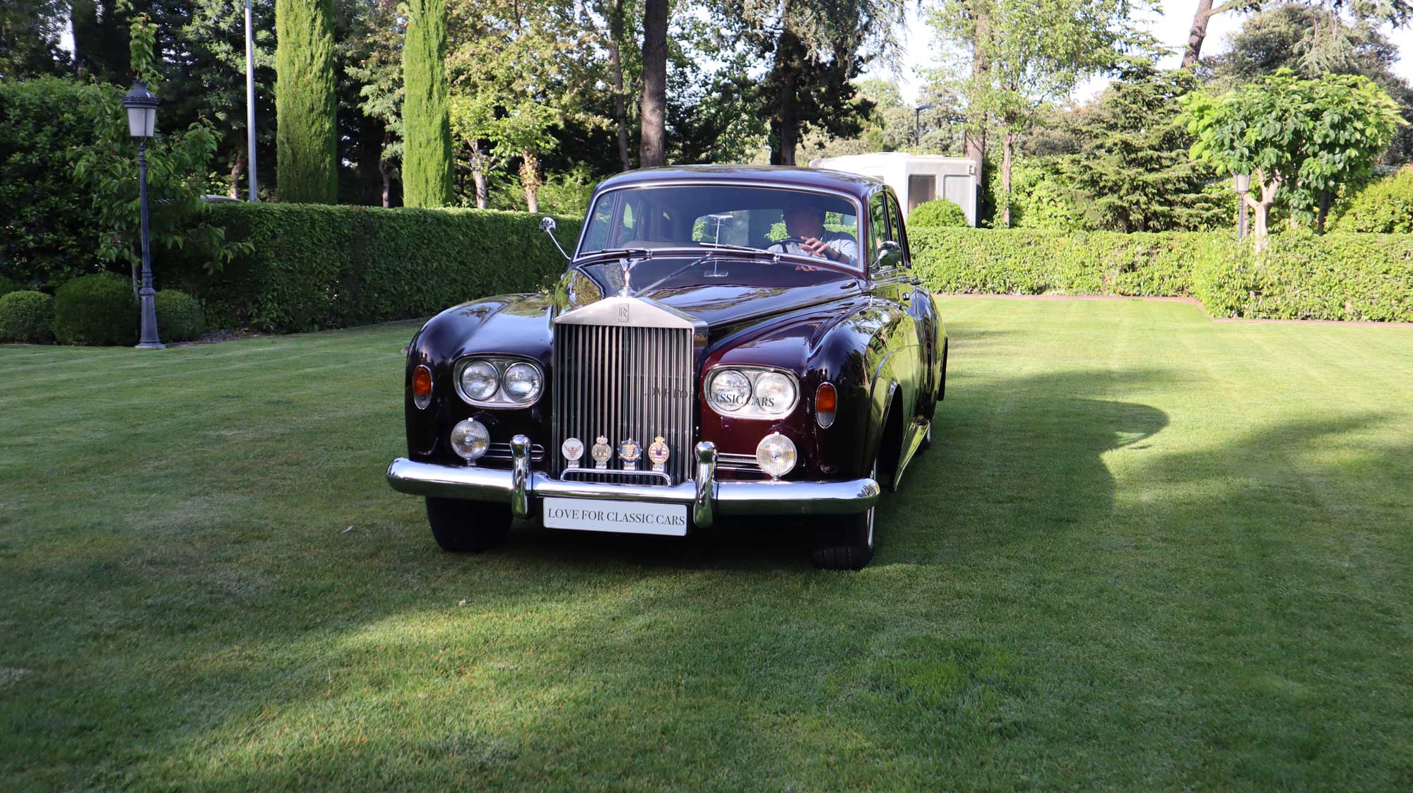 Rolls Royce Silver Cloud III frente con fondo love for classic Cars Alquiler madrid