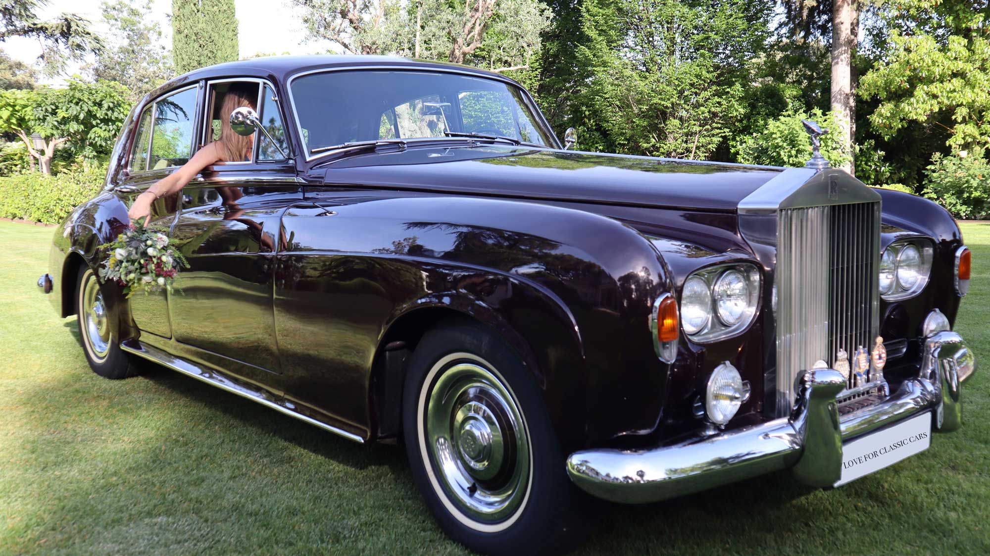 Rolls Royce Silver Cloud III frente con chica dentro love for classic Cars Alquiler madrid